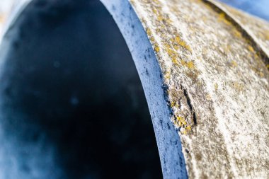 Kanalizasyon sistemi kurulumu için hazır beton borular.