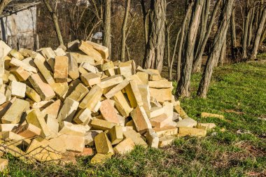 Bir avuç Kırım tuğla, tuğla kabukları üzerinden, bir doku. Arka plan