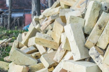 Bir avuç Kırım tuğla, tuğla kabukları üzerinden, bir doku. Arka plan