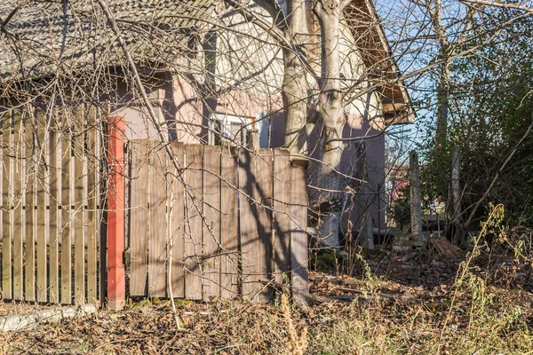 Terk Edilmiş Ahşap Kapı Şehrin Varoşlarında Harap Olmuş Eski Evler — Stok fotoğraf