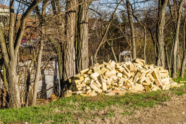 Bir avuç Kırım tuğla, tuğla kabukları üzerinden, bir doku. Arka plan