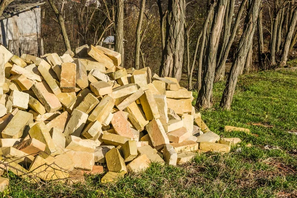 Bir avuç Kırım tuğla, tuğla kabukları üzerinden, bir doku. Arka plan