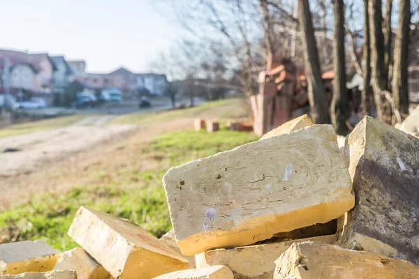 Bir avuç Kırım tuğla, tuğla kabukları üzerinden, bir doku. Arka plan