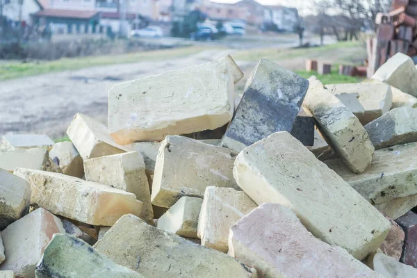 Bir avuç Kırım tuğla, tuğla kabukları üzerinden, bir doku. Arka plan