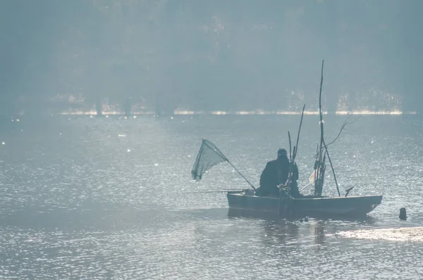 Een Visser Een Houten Boot Het Meer Omgeven Door Eerste — Stockfoto