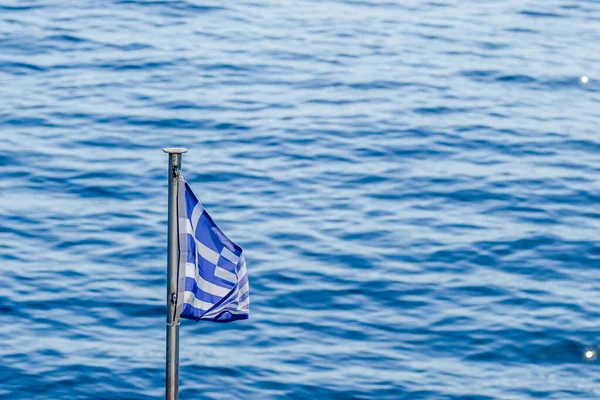 Evia Adası Yunanistan Haziran 2020 Geminin Pruvasında Yunanistan Bayrağı — Stok fotoğraf