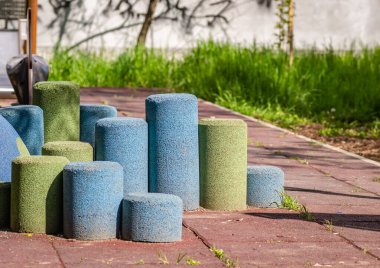 Güneşli bir bahar günü erken saatlerde oynanacak slayt ve oyunlar da dahil olmak üzere çeşitli oyuncakları olan renkli oyun alanı ekipmanları..