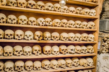 Kalambaka, Yunanistan - 10 Haziran 2018: Teselya Ovası 'nın kuzeybatısındaki Kalambaka kasabası yakınlarındaki Büyük Meteor Manastırı' nda yıllar boyunca ölen rahiplerin kutsal kemikleri.