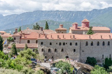 Yunanistan 'daki Meteor Dağı' nın kayalıklarında bulunan Büyük Meteor Ortodoks Manastırı manzarası, Haziran 2018.