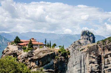 Yunanistan 'daki Meteor Dağı' nın kayalıklarında bulunan Büyük Meteor Ortodoks Manastırı manzarası, Haziran 2018.