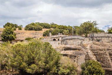 Yunanistan 'daki Meteor Dağı' nın kayalıklarında bulunan Büyük Meteor Ortodoks Manastırı manzarası, Haziran 2018.