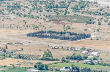 Yunanistan 'ın Kalambaka kentinden Meteora Dağı' nın panoramik manzarası.