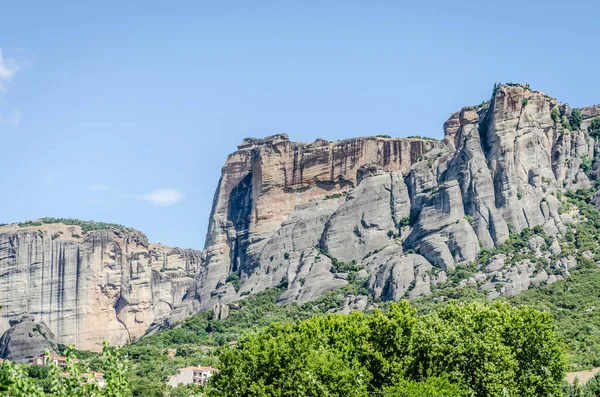 Yunanistan 'ın Kalambaka kentinden Meteora Dağı' nın panoramik manzarası.