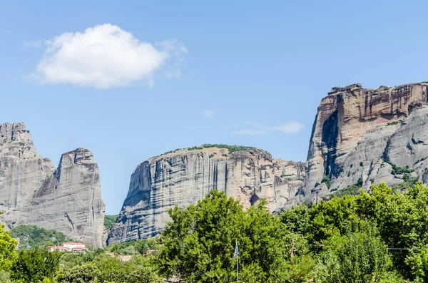 Yunanistan 'ın Kalambaka kentinden Meteora Dağı' nın panoramik manzarası.