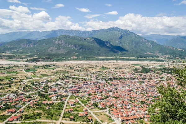 Yunanistan 'ın Kalambaka kentinden Meteora Dağı' nın panoramik manzarası.