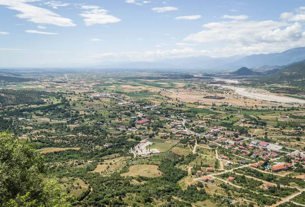 Yunanistan 'ın Kalambaka kentinden Meteora Dağı' nın panoramik manzarası.