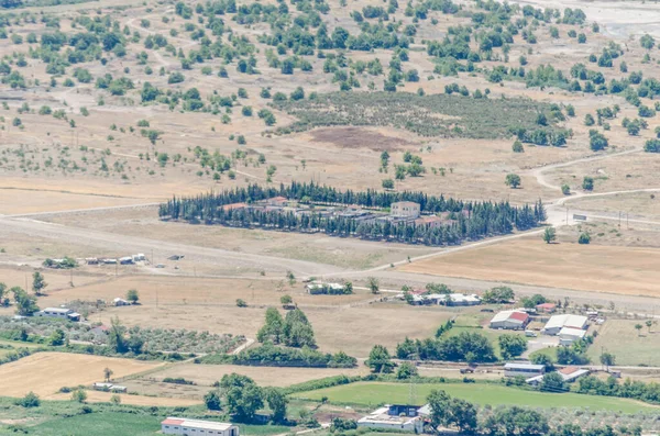 Yunanistan 'ın Kalambaka kentinden Meteora Dağı' nın panoramik manzarası.