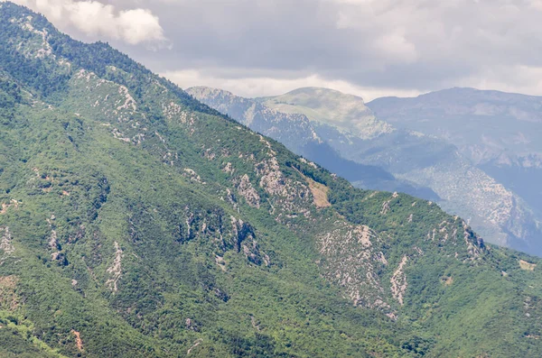 Yunanistan 'ın batısındaki Kalambaka kenti yakınlarındaki Meteor Dağı manzarası.