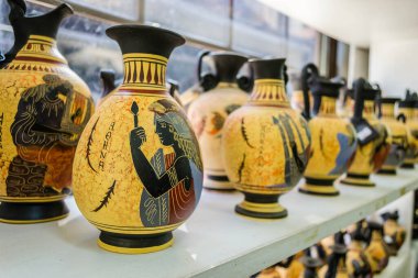 Yunanistan 'ın Kalambaka kentindeki yerel bir mağazanın sergilenen eşyalarına bir göz at.