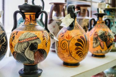 Yunanistan 'ın Kalambaka kentindeki yerel bir mağazanın sergilenen eşyalarına bir göz at.