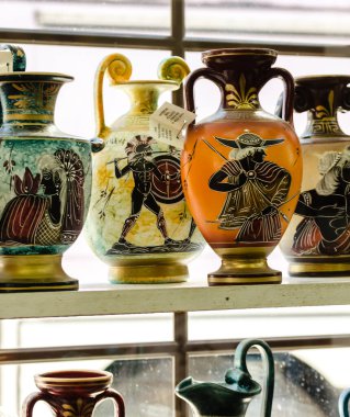 Yunanistan 'ın Kalambaka kentindeki yerel bir mağazanın sergilenen eşyalarına bir göz at.