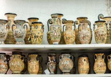 Kalambaka, Yunanistan - 10 Haziran 2018: Yunanistan 'ın Kalambaka kentindeki yerel bir mağazanın sergilenen eşyalarına bir göz atın.