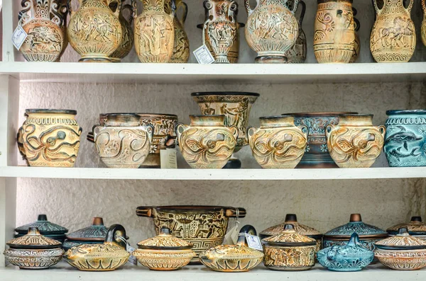 Kalambaka, Yunanistan - 10 Haziran 2018: Yunanistan 'ın Kalambaka kentindeki yerel bir mağazanın sergilenen eşyalarına bir göz atın.