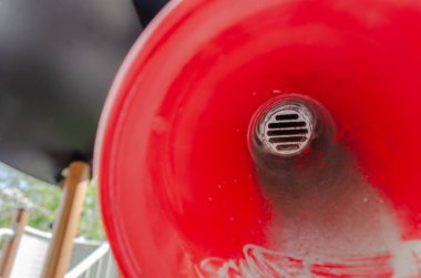 Novi Sad, Sırbistan. Nisan - 26. 2022 yılı. Güneşli bir bahar günü erken saatlerde oynanacak slayt ve oyunlar da dahil olmak üzere çeşitli oyuncakları olan renkli oyun alanı ekipmanları..