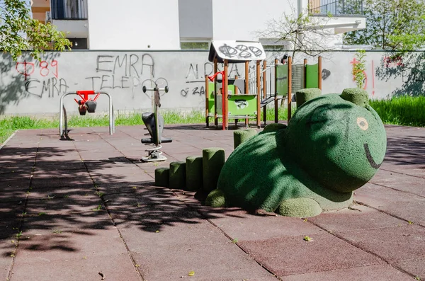 Novi Sad, Sırbistan. Nisan - 26. 2022 yılı. Güneşli bir bahar günü erken saatlerde oynanacak slayt ve oyunlar da dahil olmak üzere çeşitli oyuncakları olan renkli oyun alanı ekipmanları..