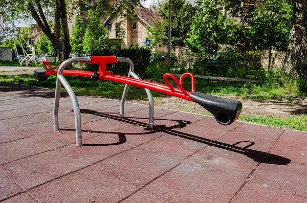 Novi Sad, Sırbistan. Nisan - 26. 2022 yılı. Güneşli bir bahar günü erken saatlerde oynanacak slayt ve oyunlar da dahil olmak üzere çeşitli oyuncakları olan renkli oyun alanı ekipmanları..