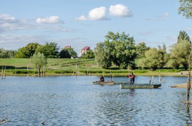 Ulusal Park 'ın güzel panoramik manzarası Sodros, bir balıkçı ahşap teknesinden balık avlıyor..