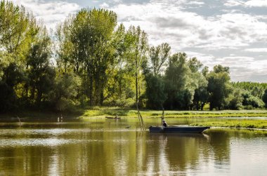 Ulusal Park 'ın güzel panoramik manzarası Sodros, bir balıkçı ahşap teknesinden balık avlıyor..
