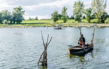 Ulusal Park 'ın güzel panoramik manzarası Sodros, bir balıkçı ahşap teknesinden balık avlıyor..