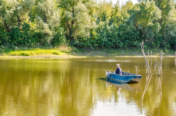 Ulusal Park 'ın güzel panoramik manzarası Sodros, bir balıkçı ahşap teknesinden balık avlıyor..