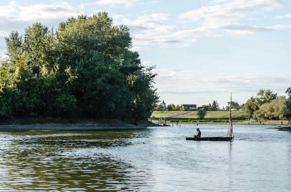 Ulusal Park 'ın güzel panoramik manzarası Sodros, bir balıkçı ahşap teknesinden balık avlıyor..