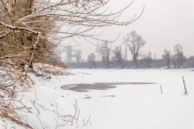 Tuna kolunun Aralık ayında kış kapaklı Panoraması - Novi Sad, Sırbistan.