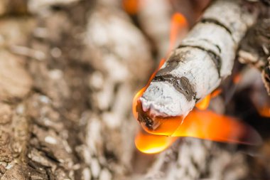 Yakından çekilen odunlar, odun, kömür ve küller alevler içinde yanıyor..