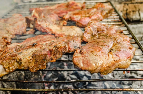 Yemek için et - Alevli ızgarada domuz filetosu.