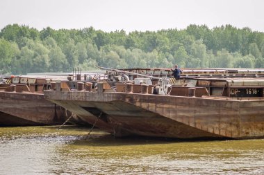 Novi Sad, Sırbistan - Aralık 08. 2020: Tuna kıyısında Petrovaradin, Novi Sad, Sırbistan yakınlarındaki demirlemiş tankerler.