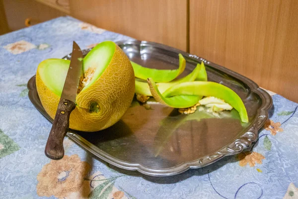 Ανοίξτε Φρούτα Του Πεπόνι Ένα Μεταλλικό Δίσκο Παλμός Πεπονιού Εσωτερικό — Φωτογραφία Αρχείου