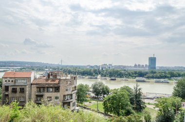 Belgrad, Sırbistan - 29 Temmuz 2014: Sırbistan 'ın başkenti Belgrad' daki Kalemegdan Eski Kalesi. Belgrad 'ın panoramik manzarası Kalemegdan kalesinden.