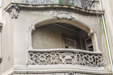 Belgrad, Sırbistan - 29 Temmuz 2014: Belgrad kentindeki cadde manzarası. Belgrad sokaklarında barok süslemelerle dolu bir balkon manzarası.
