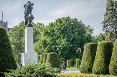Belgrad, Sırbistan - 29 Temmuz 2014: Sırbistan 'ın başkenti Belgrad' daki Kalemegdan Eski Kalesi. Kalemegdan kalesinin önünde Fransa 'ya şükran anıtı.