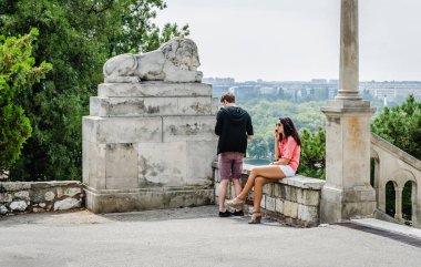 Belgrad, Sırbistan - 29 Temmuz 2014: Sırbistan 'ın başkenti Belgrad' daki Kalemegdan 'daki Eski Kale. Belgrad kentindeki Kalemegdan kalesindeki parkı ziyaret edenler.