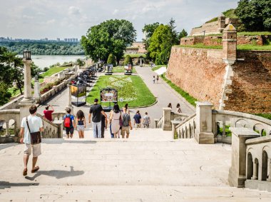 Belgrad, Sırbistan - 29 Temmuz 2014: Sırbistan 'ın başkenti Belgrad' daki Kalemegdan 'daki Eski Kale. Belgrad kentindeki Kalemegdan kalesindeki parkı ziyaret edenler.
