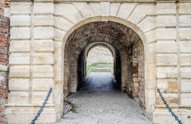 Belgrad, Sırbistan - 29 Temmuz 2014: Sırbistan 'ın başkenti Belgrad' daki Kalemegdan Eski Kalesi. Kalemegdan Kalesi 'nin Kral Kapısı 