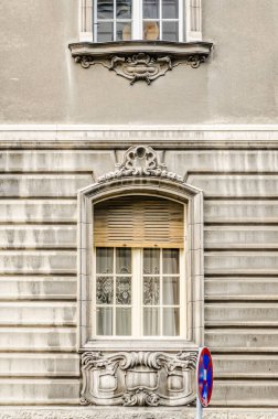 Belgrad, Sırbistan - 29 Temmuz 2014: Belgrad kentindeki barok dekorasyonlu sokak pencerelerinin görüntüsü.