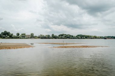 Novi Sad kenti yakınlarındaki Tuna Nehri 'nin kumlu kıyısında. Petrovaradin yakınlarındaki Tuna Nehri 'nin Panorama kıyıları. Şehrin sahillerinden biri, Novi Sad 'daki Oficirac..