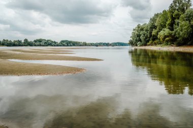 Novi Sad kenti yakınlarındaki Tuna Nehri 'nin kumlu kıyısında. Petrovaradin yakınlarındaki Tuna Nehri 'nin Panorama kıyıları. Şehrin sahillerinden biri, Novi Sad 'daki Oficirac..