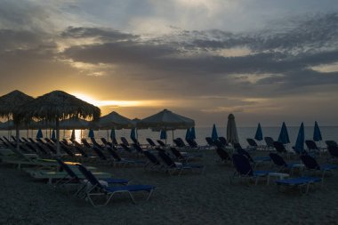 Yunanistan 'ın küçük Pefkochori kasabasında sabahın erken saatlerinde gün doğumu.